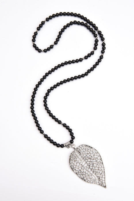 FEHLT_NOCH_Collier de pierres précieuses 80cm - Onyx noir 6mm et pendentif feuille 4.9x8cm