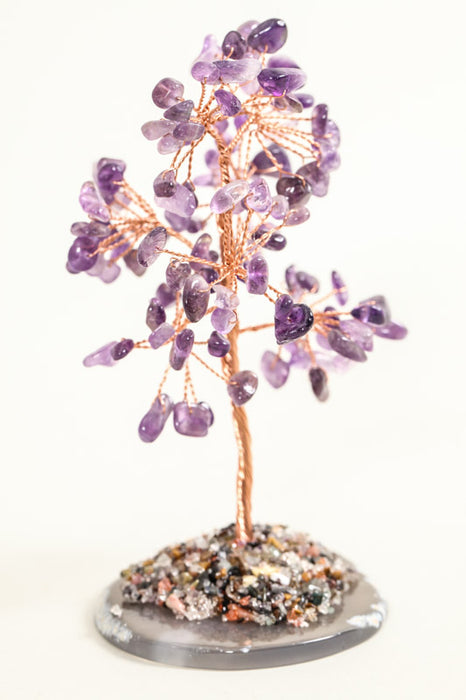 Edelsteinbaum Amethyst auf Achatscheibe mit farbigem Kristallquarz