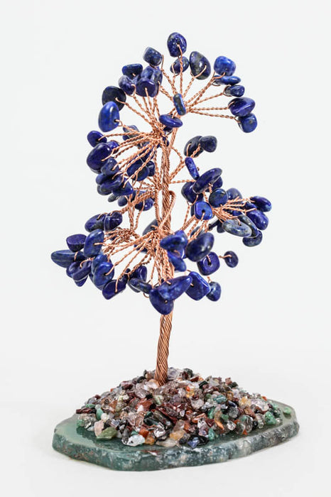 Edelsteinbaum Lapis Lazuli auf Achatscheibe mit farbigem Kristallquarz