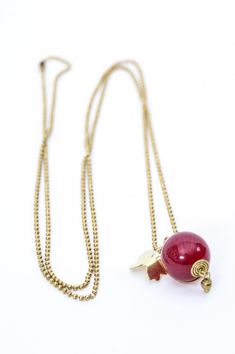 Collier agate rouge avec pendentif papillon