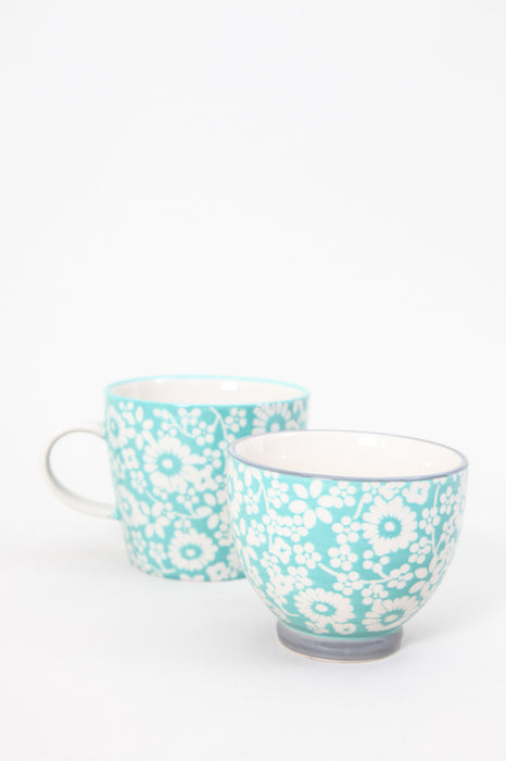 Tasse en céramique fleurs bleu clair