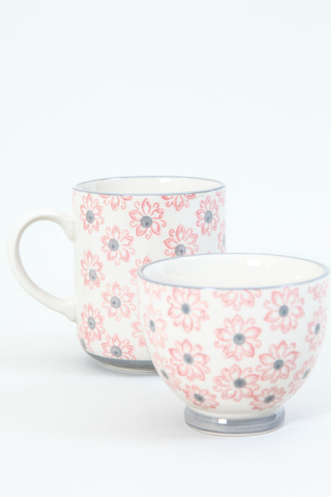 Tasse à thé de fleurs roses