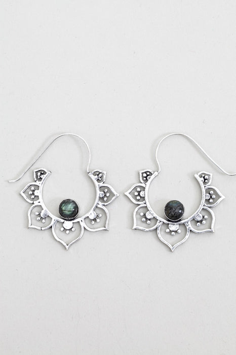 Boucles d'oreilles demi fleur argentées avec labradorite