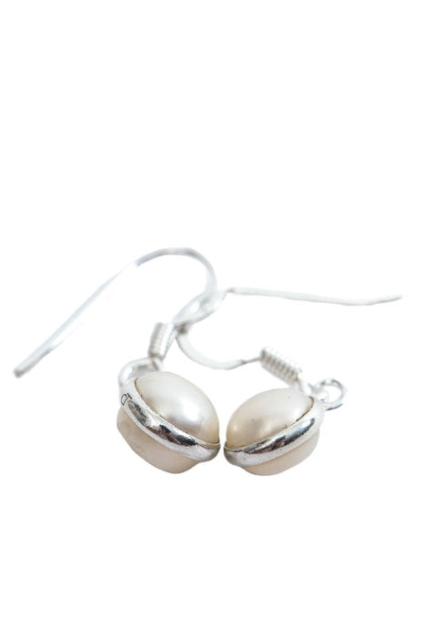 Silver earring pearl