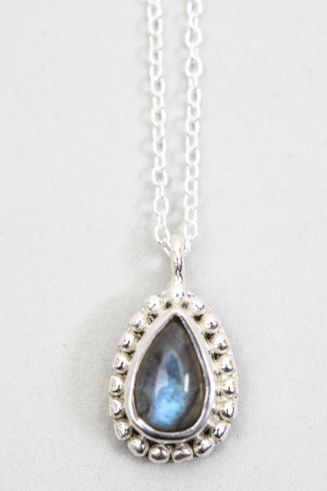 Collier en argent avec pendentif labradorite