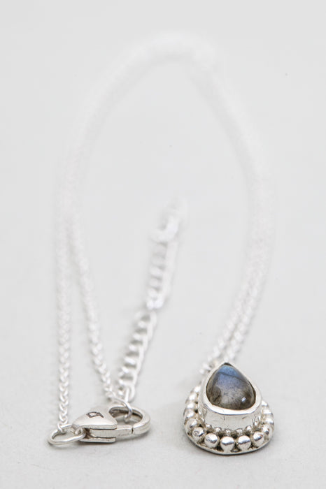 Collier en argent avec pendentif labradorite