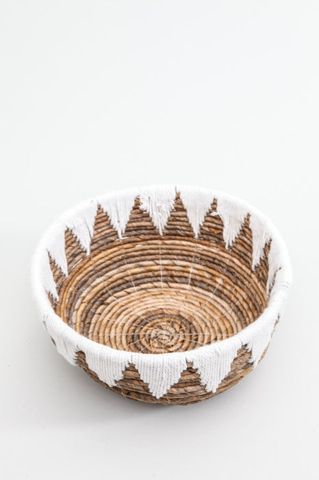 Banana leaf basket with macrame white