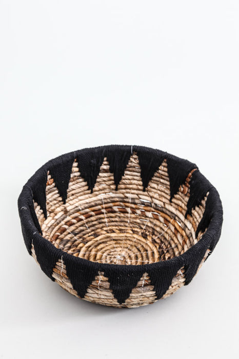 Banana leaf basket with macrame black