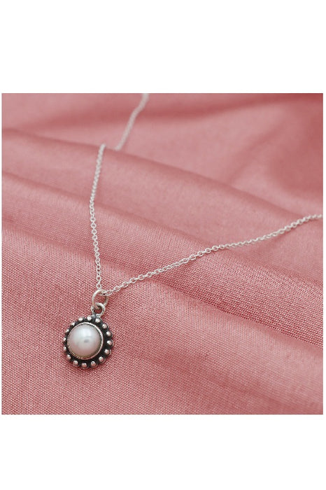 Silver necklace with freshwater pearl pendant