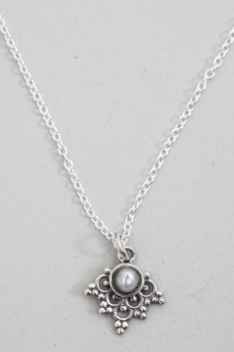 Silver necklace with freshwater pearl pendant