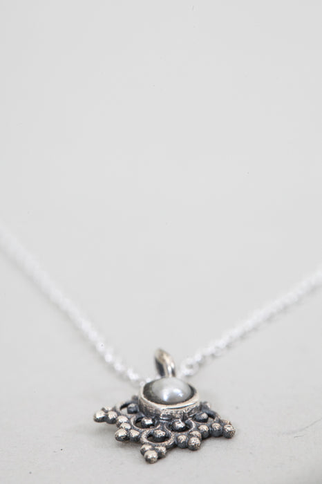 Silver necklace with freshwater pearl pendant