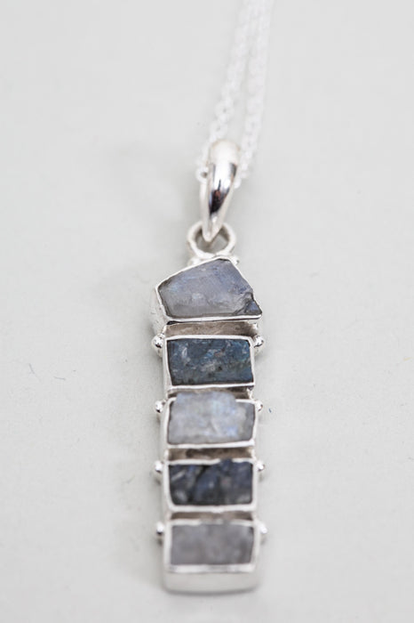 Silver necklace with pendant 5 stones moonstone/labradorite