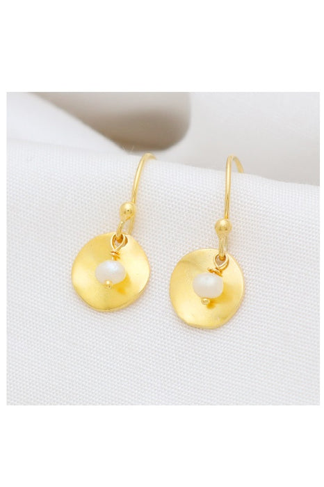 Earring brass gold plated freshwater pearl 10 x 10 mm