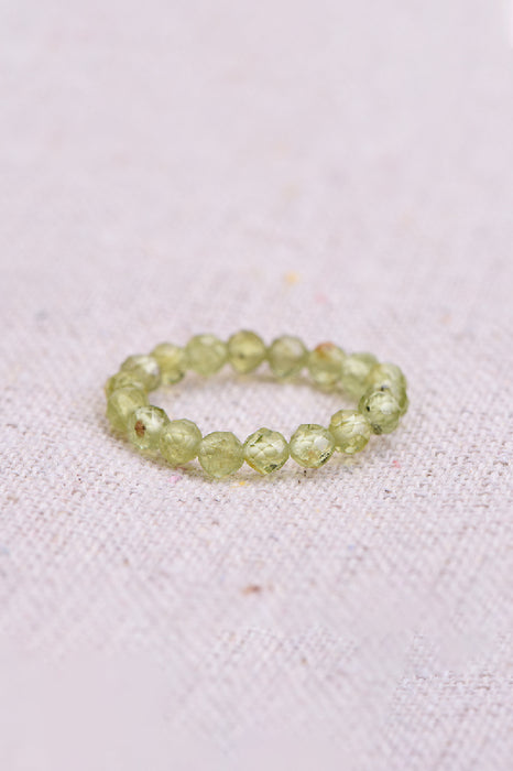 Ring faceted peridot