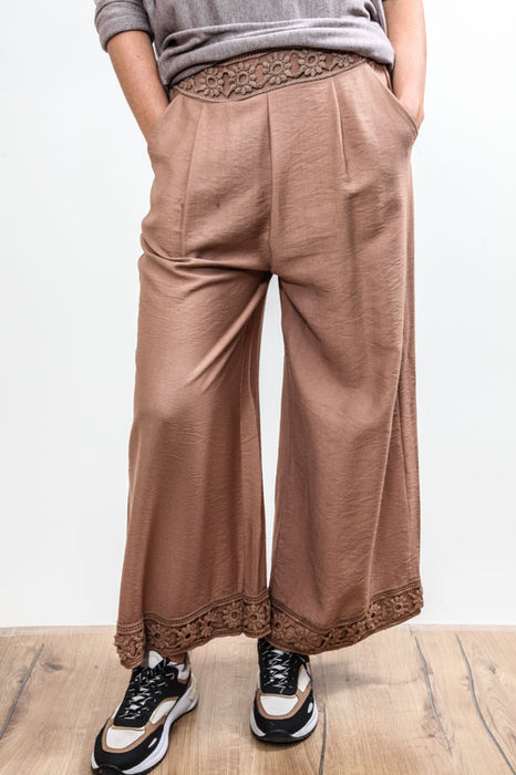 Pantalon en viscose camel avec décoration au crochet - taille unique