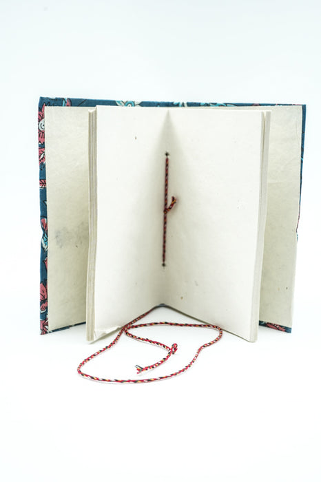 Notizbuch handgemacht mittel Blumen dunkelblau/rot/hellblau