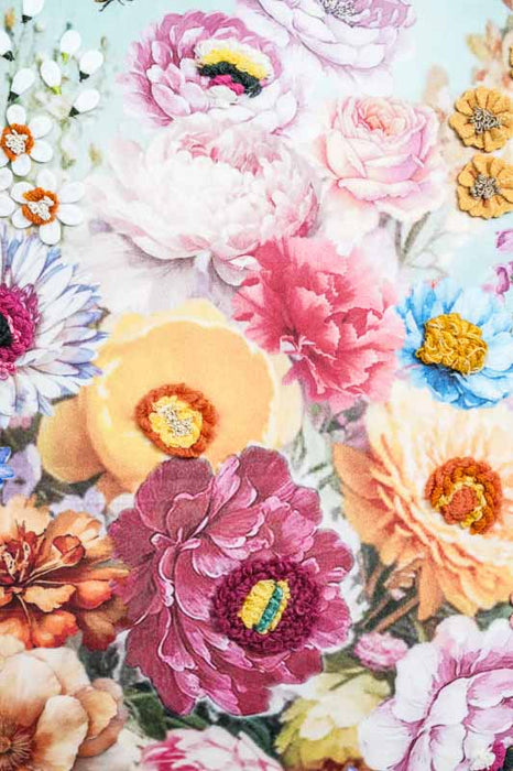 Coussin en velours à motif de prairie fleurie brodée, 45 x 45 cm