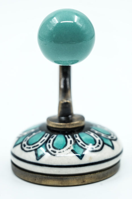 Patère ronde en céramique beige/turquoise/dorée