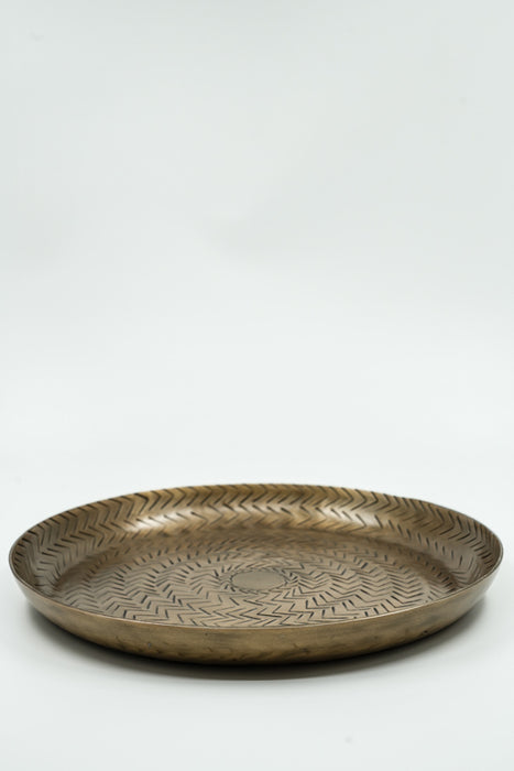 Round aluminum serving tray with arrow pattern in brass look, small, 30x3cm