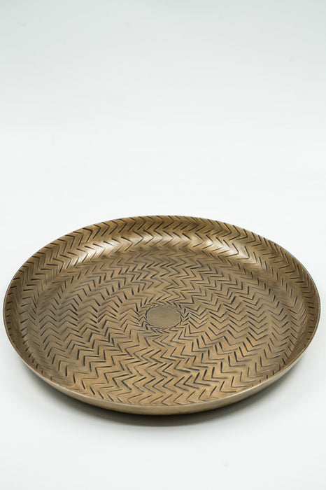 Round aluminum serving tray with arrow pattern in brass look, small, 30x3cm