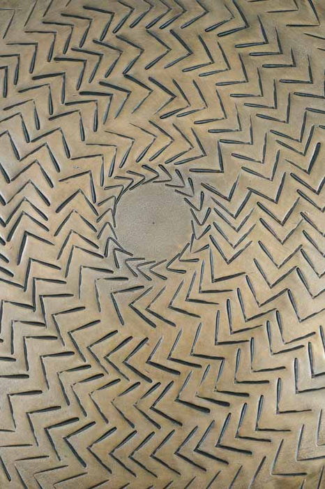 Round aluminum serving tray with arrow pattern in brass look, small, 30x3cm