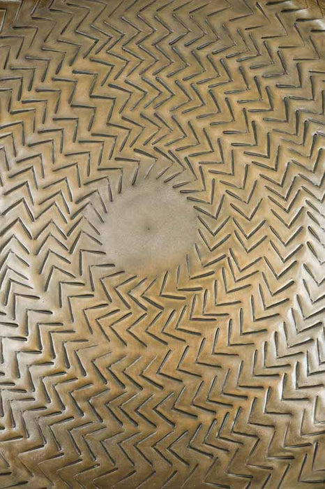 Round aluminum serving tray with arrow pattern in brass look, medium size 35x3cm