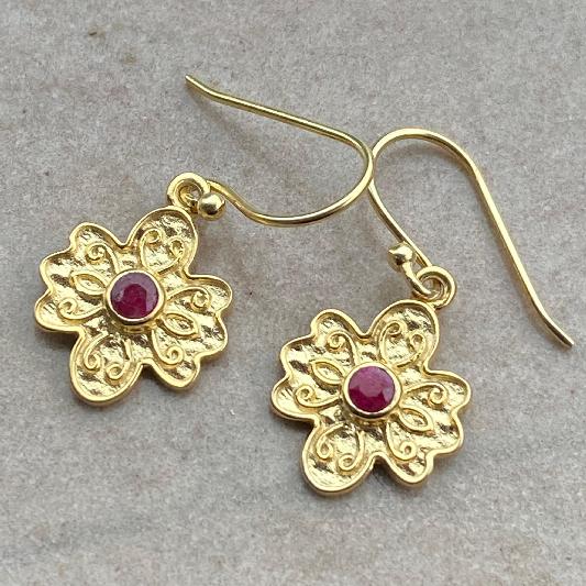 Ohrringe Messing vergoldet Blumenform mit Rubin