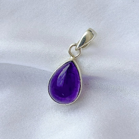 Pendentif en argent en forme de goutte d'améthyste