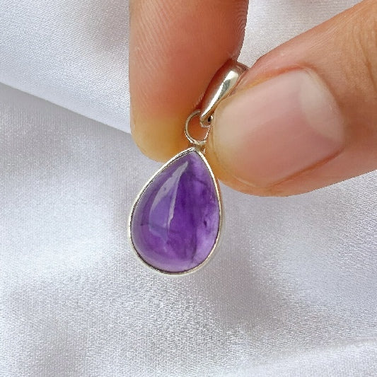 Pendentif en argent en forme de goutte d'améthyste