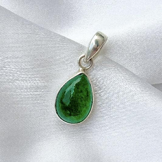 Pendentif en argent en forme de goutte d'émeraude