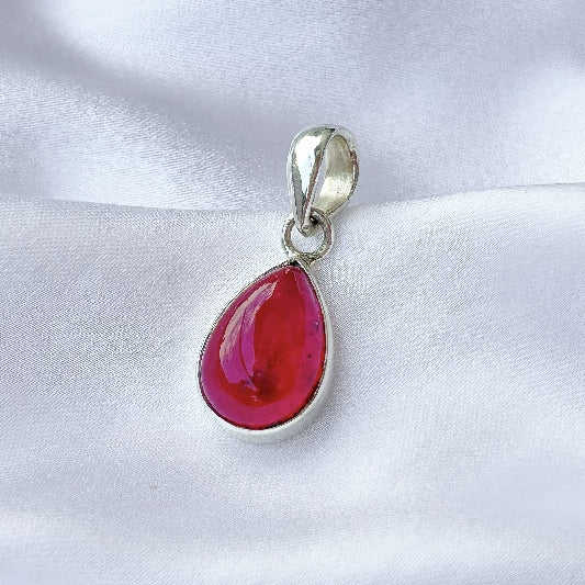 Pendentif en argent en forme de goutte de rubis