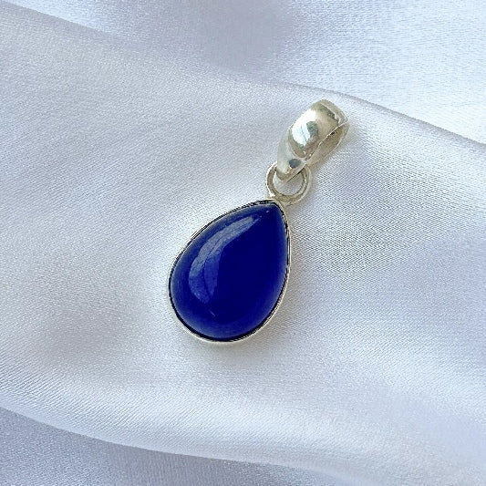 Pendentif en argent en forme de goutte de saphir