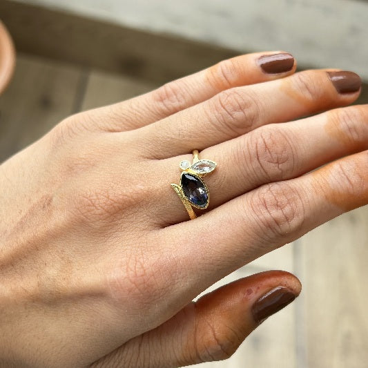 Bague en laiton plaqué or iolite, perle d'eau douce, topaze bleue