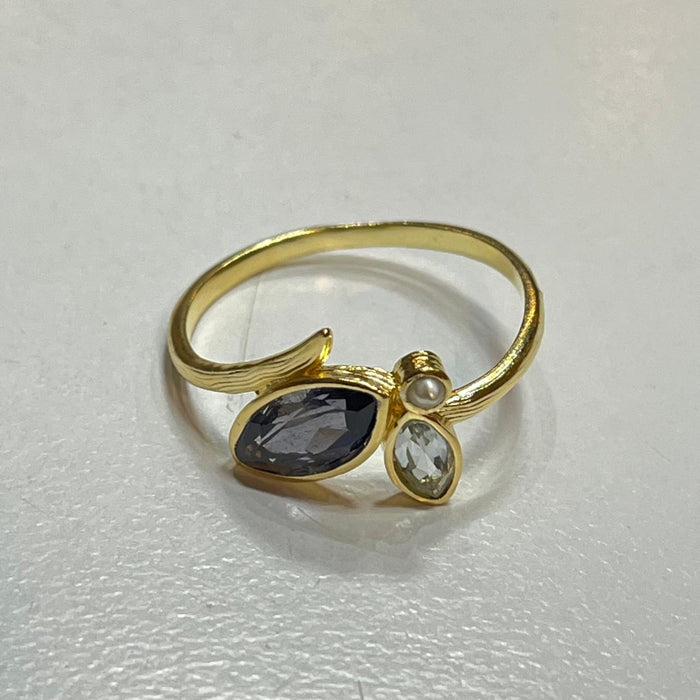 Bague en laiton plaqué or iolite, perle d'eau douce, topaze bleue