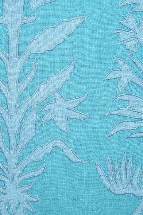 Coussin décoratif en coton brodé fleurs monochrome bleu clair 50x50cm