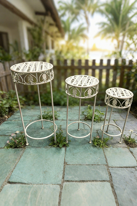 Round 3-legged antique cream flower stand, small, 22x50cm