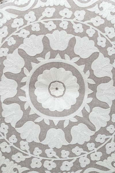 Puff bestickt Mandala offwhite 60x20cm