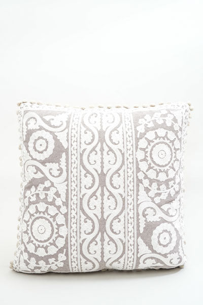 Coussin décoratif brodé à motifs 40x40cm