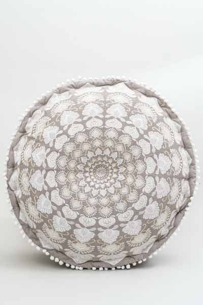 Pouf brodé taupe écru 60x20cm