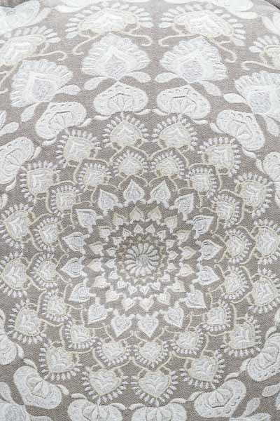 Pouf brodé taupe écru 60x20cm