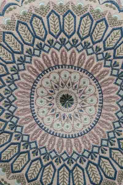 Puff bestickt blau/grün/rosa gemustert 60x20cm