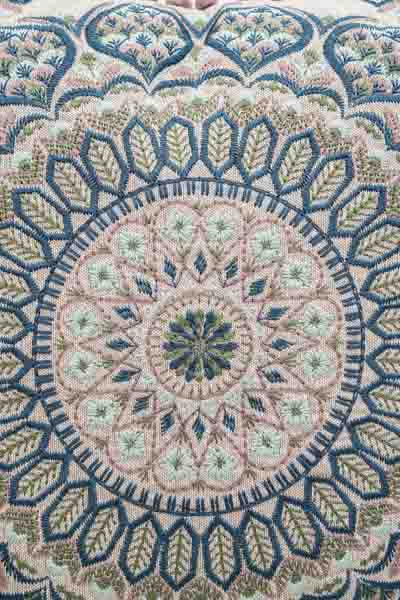 Coussin décoratif brodé à motifs bleu/vert/rose 40x40cm