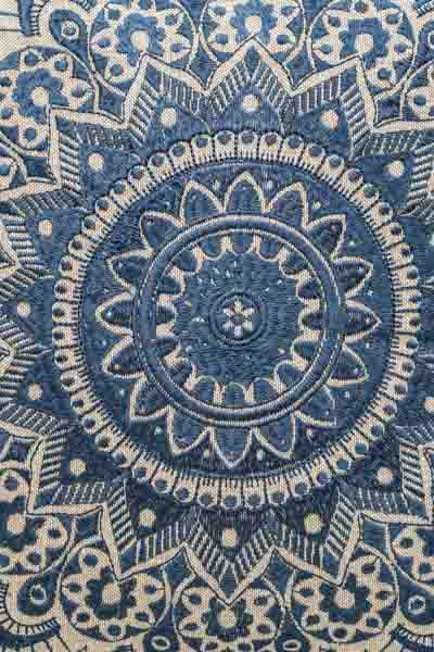 Coussin décoratif brodé à motifs bleu foncé 40x40cm