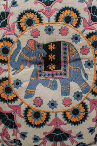 Puff Elephant bestickt blau/orange/rosa 60x20cm