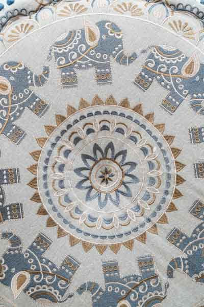Puff Elephantkreis bestickt hellblau/ocker 60x20cm
