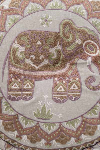 Puff Elephant bestickt hellbraun/grün/rosa 60x20cm
