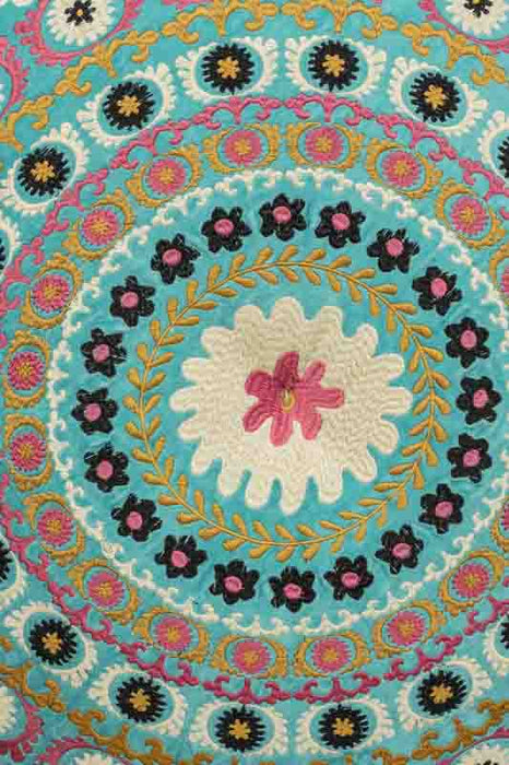 Pouf en velours de coton turquoise brodé beige/rose/bleu foncé/jaune 60x20cm