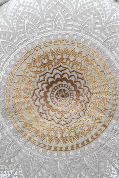 Puff bestickt weiss/gelb/braun gemustert 60x20cm