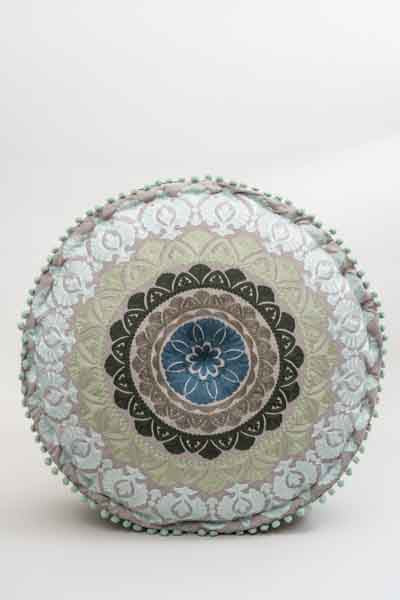 Pouf brodé motif vert/marron/bleu 60x20cm