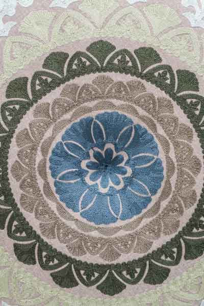 Pouf brodé motif vert/marron/bleu 60x20cm